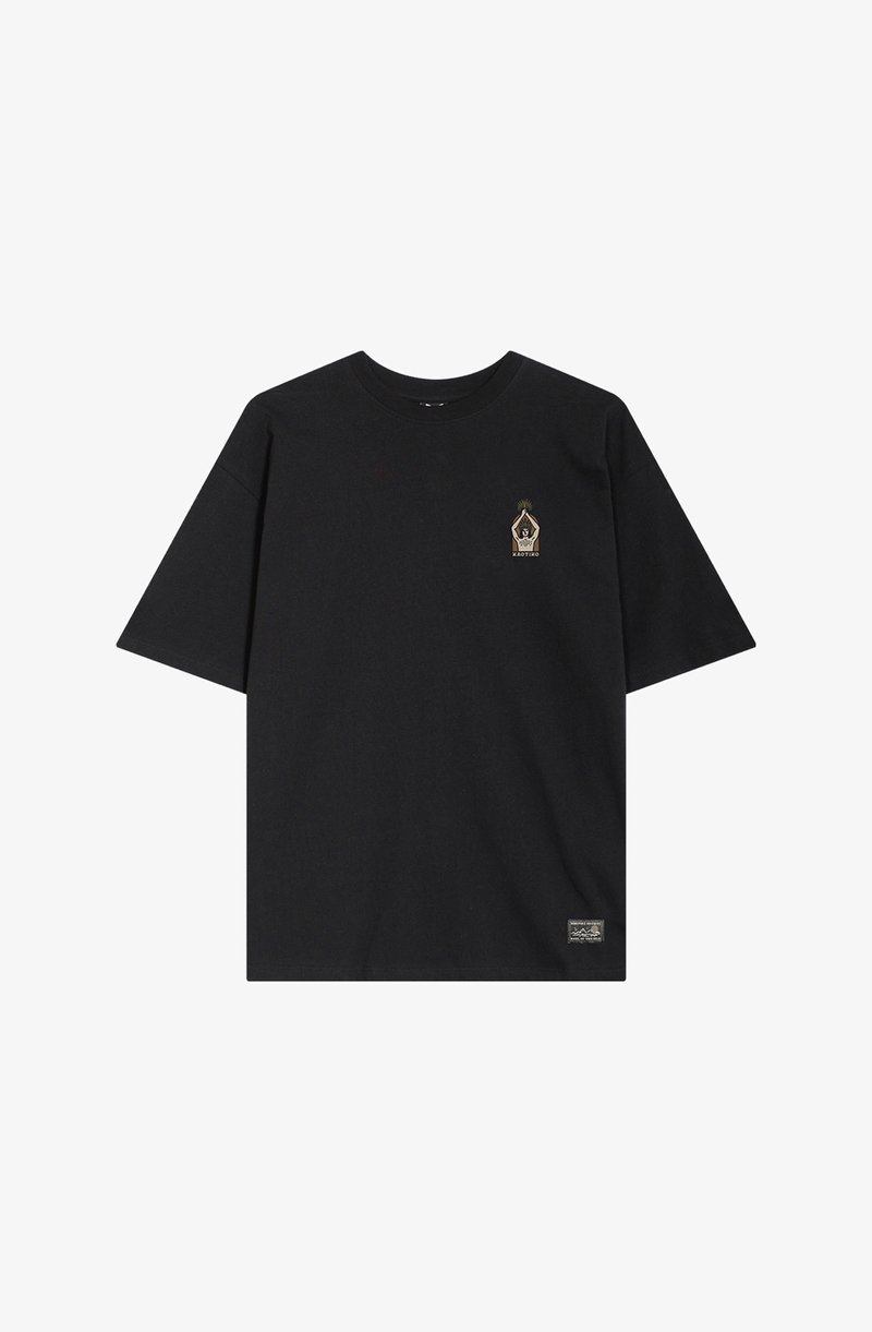 Camiseta de algodón negra con cuello redondo, mangas cortas y un pequeño diseño bordado en el pecho, además de una etiqueta en el dobladillo.
