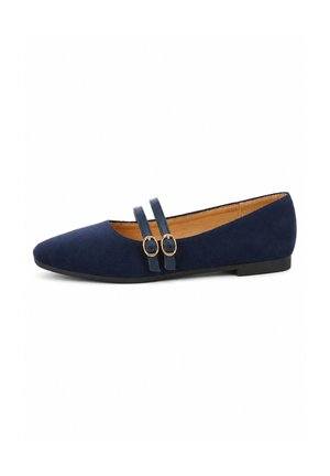 Marineblauer flacher Schuh mit spitzer Schuhspitze und zwei dünnen marineblauen Riemen, die mit kleinen goldenen Schnallen befestigt sind.