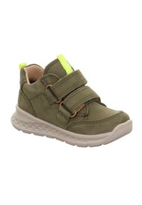 Zelené semišové tenisky s dvojitými suchými zipy, světle béžovým interiérem a strukturovanou bílou gumovou podrážkou, která má žlutý akcent na patě.