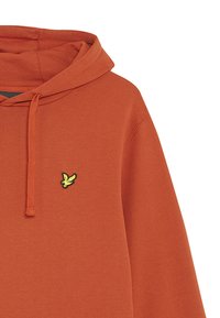 Sudadera naranja con capucha ajustable, que presenta un pequeño logo de un pájaro amarillo bordado en el pecho. Textura suave, ajuste casual.