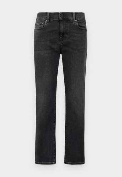 Jeans neri sbiaditi a gamba dritta da uomo con bottone anteriore e design a cinque tasche su sfondo bianco puro.