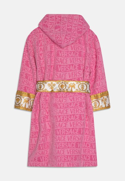 Rozā kapucīna peldmētelis ar teksturētu audumu, uz kura ir atkārtots "VERSACE" logo, zelta akcenti jostā un aprocēs ar izsmalcinātu dizainu.