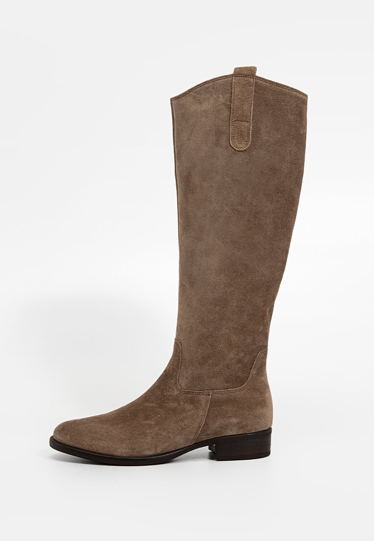 Bottes en daim marron jusqu'aux genoux avec une texture lisse, un design simple et un petit talon. Équipées d'une languette en haut pour un enfilage facile.