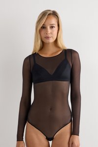 Svart långärmad bodysuit i genomskinligt mesh-tyg. Har en rund halsringning och knäppning i botten för säker passform.
