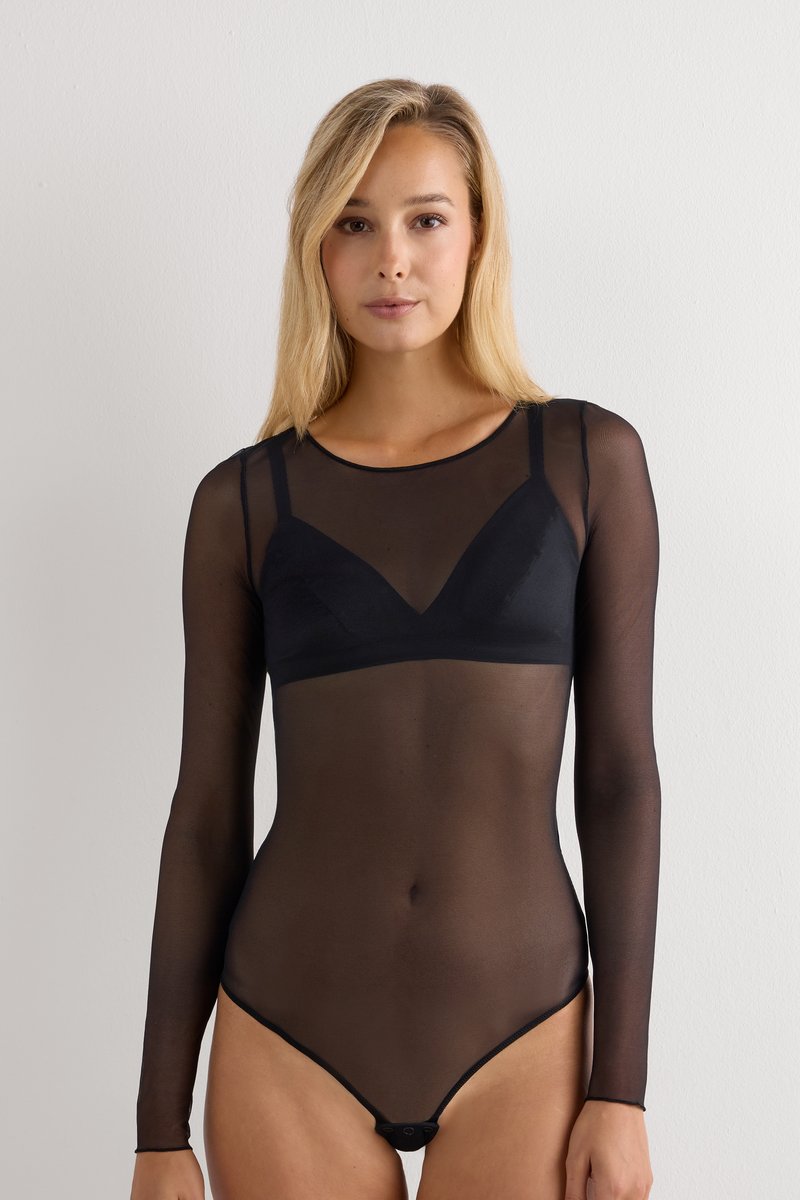 Svart långärmad bodysuit i genomskinligt mesh-tyg. Har en rund halsringning och knäppning i botten för säker passform.