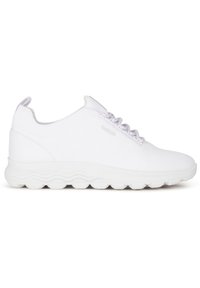 Vita sportskor i vitt, tillverkade av andningsbart stickat material med en texturerad yta och gummisula som har rundade, vågiga detaljer.