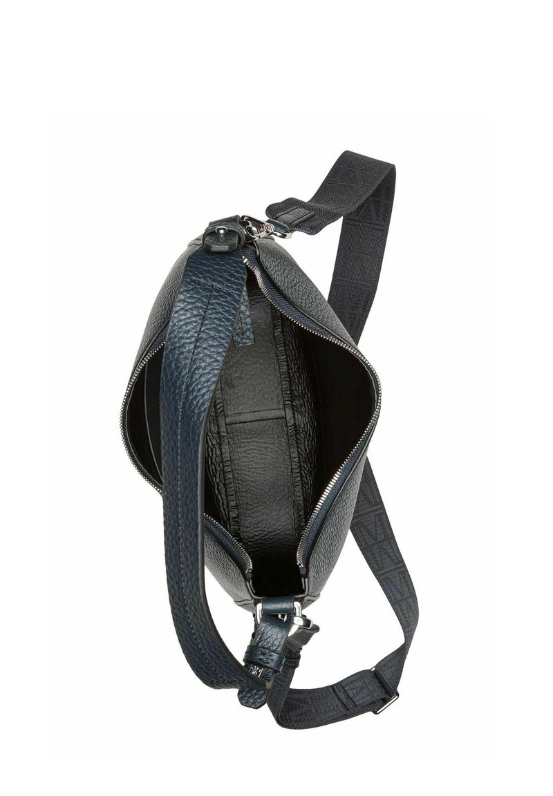 Navy skórzana torba o fakturowanym wykończeniu, z zapięciem na zamek i regulowanym paskiem. Wnętrze wykończone gładką czarną podszewką z jedną przegrodą.