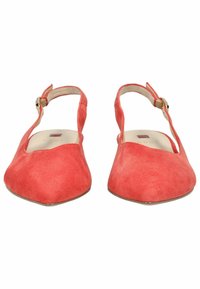 Korale zamszowe w kolorze koralowym, z odkrytymi piętami i szpiczastymi noskami, o eleganckim designie oraz z metalową klamrą w kolorze złotym dla regulowanego dopasowania. Gładka podszewka wewnętrzna.