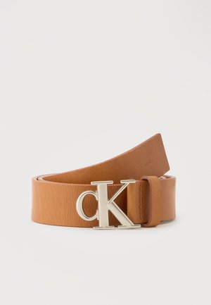 Opgerolde bruine leren riem met zilveren "cK" metalen gesp en subtiel Calvin Klein-logo gegraveerd op het uiteinde van de band.