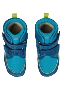 Blaue Winterstiefel mit zwei Klettverschlüssen, strukturiertem Gewebe und fuzzy Futter. Verfügt über eine leuchtend grüne Zuglasche und gelbe Akzente.