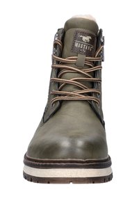 Botín de cuero verde con cordones marrones y un forro interior suave. Cuenta con una etiqueta de logo y una suela resistente con acabado texturizado.