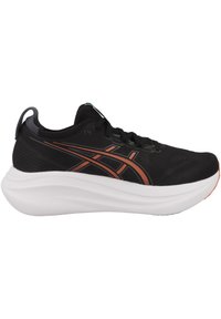 Chaussure de sport noire avec une tige texturée, comportant des accents oranges et une semelle de confort blanche. Design léger et système de laçage standard.