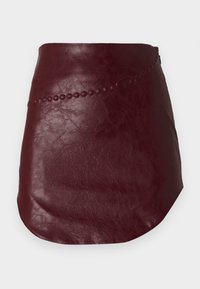 Minigonna in pelle bordeaux con finitura strutturata, caratterizzata da una cucitura decorativa e una zip laterale per la chiusura.