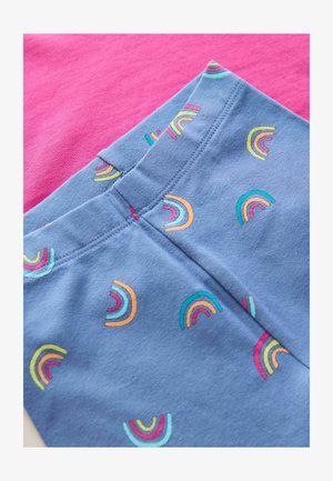 Medvilninis rožinis marškinėliai ir mėlyni medvilniniai džinsai su daugiaspalviais siuviniais vaivorykštėmis. Lygus paviršius su siuvinėjimo detalėmis.