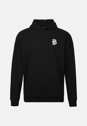 Schwarzer Hoodie aus weichem Material, mit einer Fronttasche, gerippten Bündchen und einem weißen Logo auf der linken Brust. Mit Kapuze.