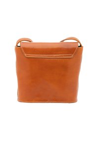 Borsa a spalla in pelle marrone con finitura liscia, forma rettangolare e chiusura a pattina superiore. Presenta due manici corti e cuciture a contrasto.