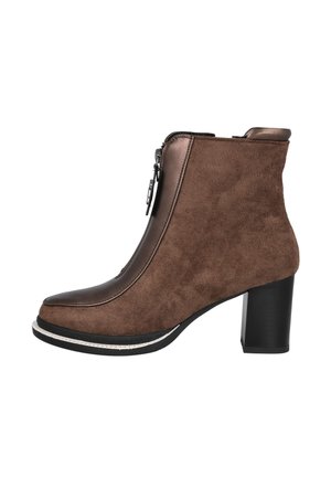 Botín de ante marrón con un panel de cuero marrón brillante, cierre con cremallera lateral, punta redondeada y un tacón grueso negro.