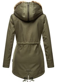Parka vert olive pour femme avec capuche doublée de fourrure, fermeture éclair au dos de la capuche, taille ajustable et cordons de serrage à l'ourlet, étiquetée Navahoo.