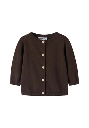 Cardigan bébé en tricot marron avec manches longues et cinq boutons beige sur le devant, encolure ronde et bords côtelés.