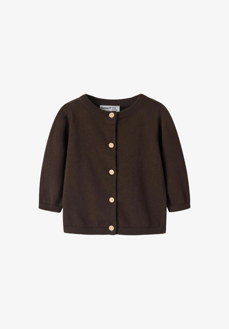 Cardigan bébé en tricot marron avec manches longues et cinq boutons beige sur le devant, encolure ronde et bords côtelés.