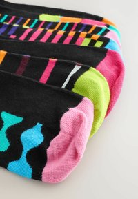 Blandet sorte sokker med livlige geometriske mønstre i pink, grøn, blå og orange farver; blandingsmateriale af bomuld med en glat overflade.