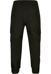 Zwarte cargobroek met een elastische tailleband, twee achterzakken en twee zijzakken. Heeft taps toelopende benen en omslag aan de onderkant.