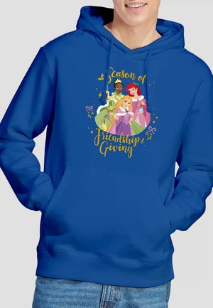 Blauer Kapuzenpullover mit einem grafischen Frontmotiv von vier Prinzessinnen, dem Schriftzug "Saison des Freundschaftsgebens" und einer Kängurutasche.