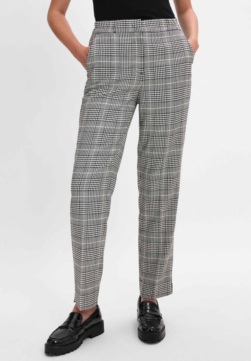 Grau karierte Hose mit hoher Taille, geradem Bein, Seitentaschen und schwarzen Akzenten. Hergestellt aus einem glatten Stoff mit taillierter Passform.