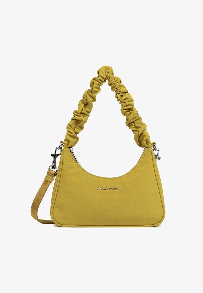 Gelbe Stoff-Schultertasche mit gerafftem Griff und abnehmbarem Riemen, mit silbernem "LANCASTER"-Logo auf der Vorderseite.