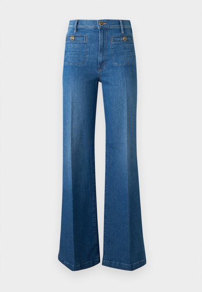 Μπλε τζην παντελόνι από denim με ψηλή μέση και φαρδιά μπατζάκια, με εμπρός τσέπες πατς και καφέ κουμπιά στις τσέπες και την μέση.