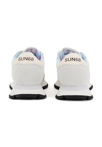 Zapatillas de deporte gris claro con parte superior de ante y malla, que presentan un cuello azul y rosa, suela de goma negra y la marca "SUN68" en el talón.