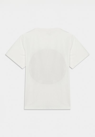 Λευκό T-shirt με κοντά μανίκια και διακριτικό, μεγάλο κυκλικό σχέδιο στην πλάτη σε απλό φόντο.