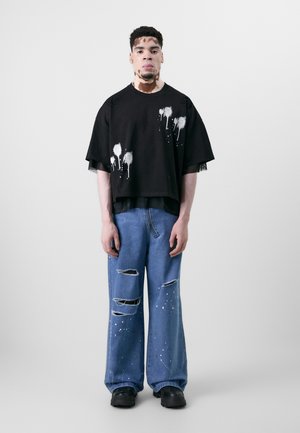 Atelier de roupa OILSTAINS UNISEX - Trükipildiga T-särk - black