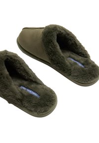 Zapatillas verdes oliva con un forro suave de piel sintética y un exterior liso. Cuentan con un diseño fácil de calzar y una suela acolchada para mayor comodidad.