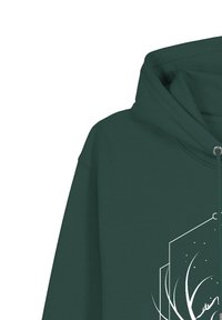 Groene hoodie met een trekkoord en een voorvak. Bevat een witte grafische afbeelding van bomen en sterren aan de rechterkant. Zachte stof structuur.