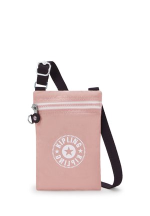 Roze nylon crossbodytas met een wit logo, ritssluiting en verstelbare zwarte band. Vlak ontwerp met gladde textuur en minimale accenten.