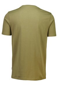 Camiseta de manga corta en verde oliva, hecha de algodón suave con cuello redondo. Textura lisa sin patrones o acentos visibles.