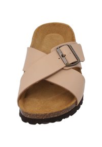 Beige Leder-Sandale mit gekreuzten Riemen und metallischer Schnalle, ausgestattet mit einem Korkfußbett und einer strukturierten, dunklen Gummisohle für besseren Halt.