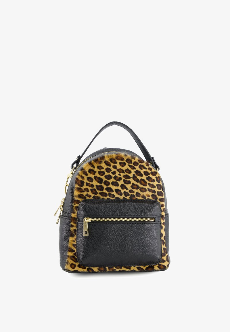 Sort læderrygsæk med en leopardmønstret kunstpelspanel, lynlåsfrontlomme og guldfarvede detaljer. Rund form med håndtag øverst.