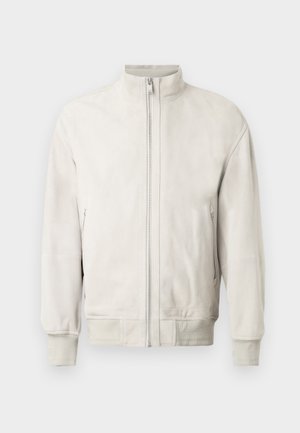 Hellgraue Leder-Bomberjacke mit Stehkragen, Reißverschluss und gerippten Bündchen. Verfügt über zwei seitliche Reißverschlusstaschen. Glatte Textur.