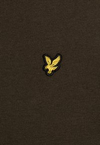 Lyle & Scott PLAIN - T-shirts - olive