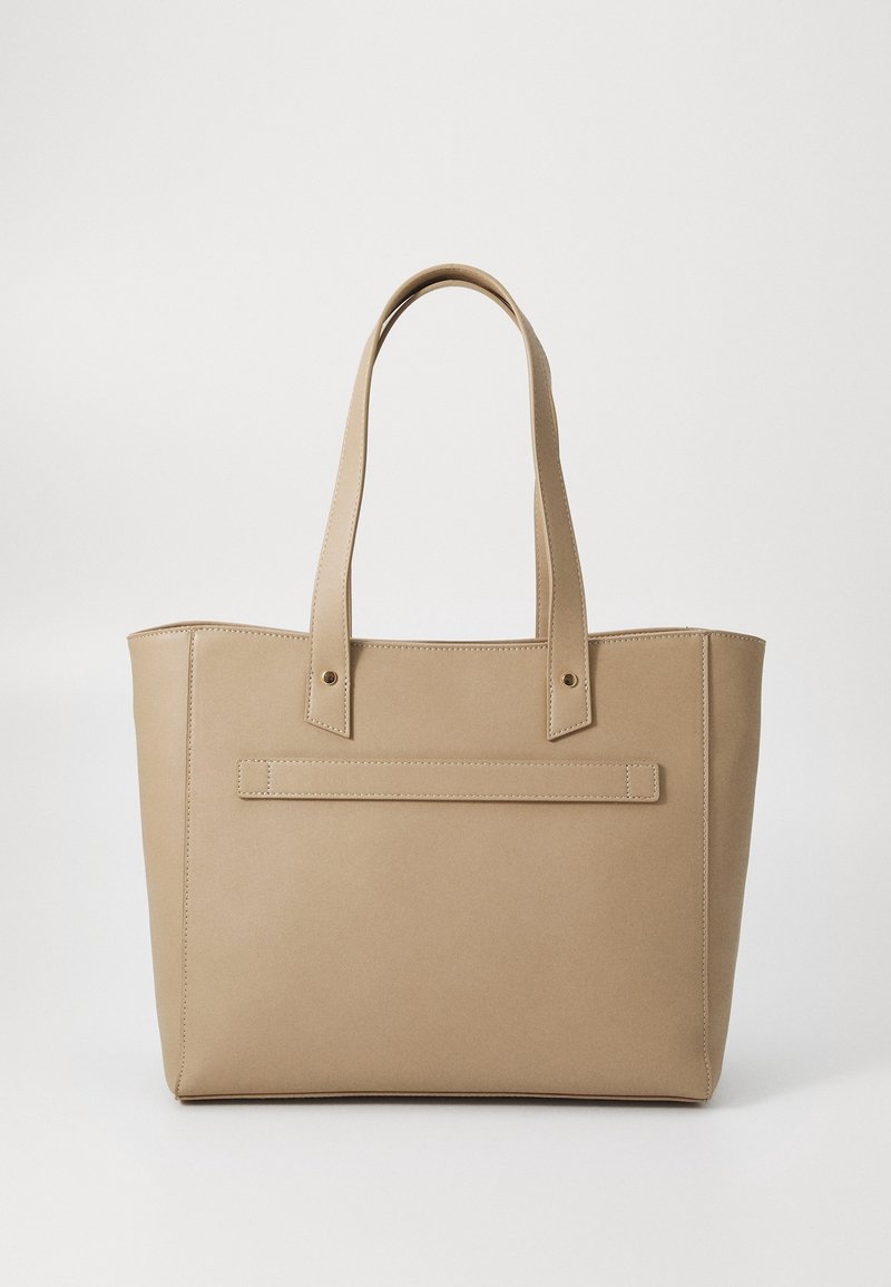 Sac cabas structuré beige avec deux bretelles et un détail cousu horizontal à l'avant, sur fond blanc uni.
