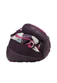 Kletterschuh mit einem lila Wildleder-Außenmaterial und pinken Akzenten. Verfügt über eine Gummisohle, ein Schnürsystem und ein kompaktes Design.