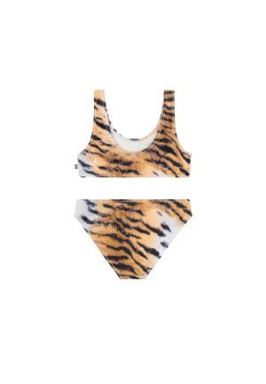 Costum de baie două piese cu imprimeu tigru, cu top cu decolteu rotund și partea de jos cu talie înaltă, pe fundal alb.