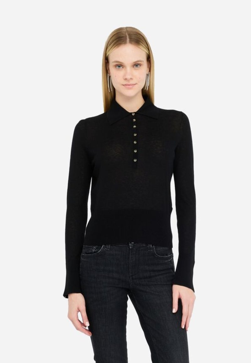 Polo a maniche lunghe nero con colletto, dotato di una pattina con bottoni e una vita aderente, realizzato in un materiale knit leggero.