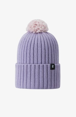 Lila gestrickte Mütze mit geripptem Design und umgeschlagenem Rand. Sie hat einen weichen rosa Bommel oben und ein kleines schwarzes Etikett mit einem weißen Logo.