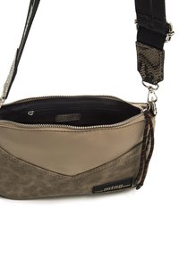 Borsa a tracolla beige e marrone con materiali lisci e testurizzati, dotata di apertura con zip, tracolla regolabile e dettaglio del logo.