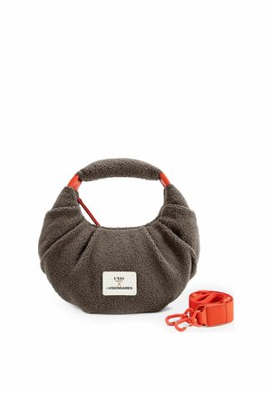 Piccola borsa grigia testurizzata con tessuto morbido, manico corto, etichetta bianca davanti e tracolla arancione brillante staccabile con clip a lato.