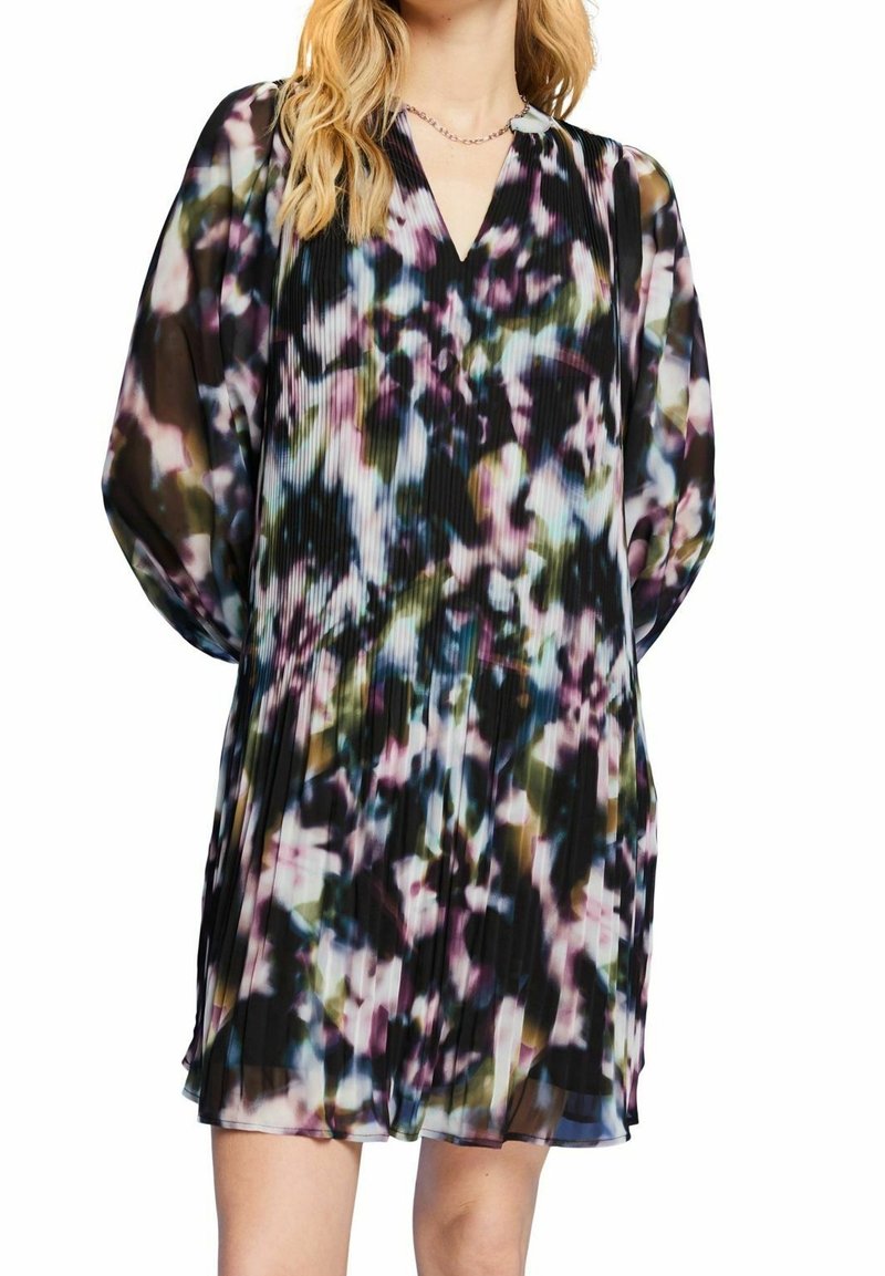 Pleated dress in lightweight fabric with a multicolored abstract pattern, featuring a V-neckline and billowing long sleeves.