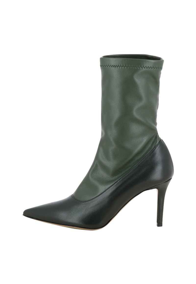 Bottine verte et noire avec un design ajusté et drapé en cuir lisse. Présente une coque pointue et un talon aiguille.